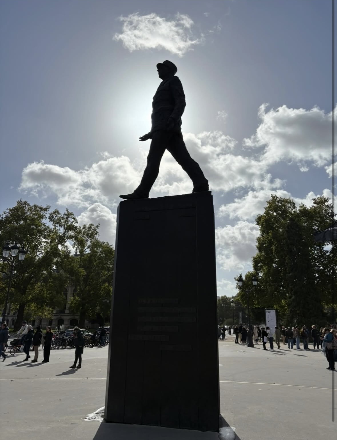Estatua de Charles de Gaulle a contraluz en París, Francia